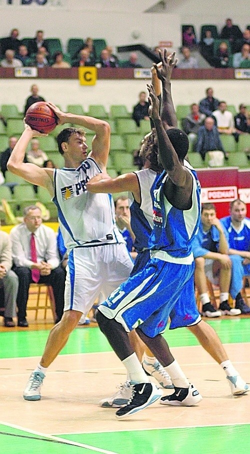 Adam Wójcik (w białym stroju) w dwóch pierwszych meczach w barwach PBG Basket zdobył 43 punkty