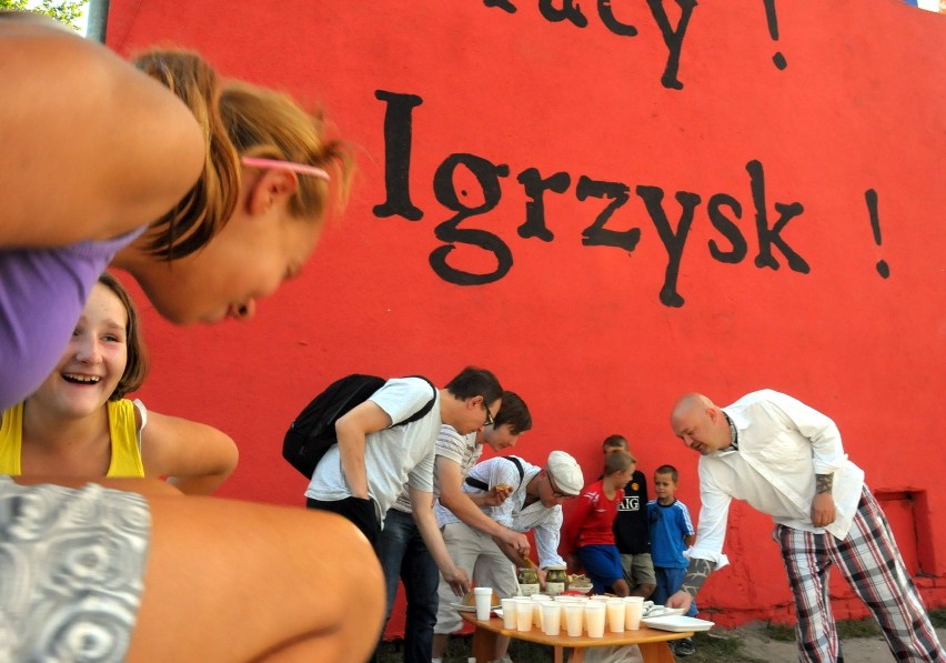 Mural na Wrońskiej: Artystyczny głos w sprawie wykluczonych (FOTO)