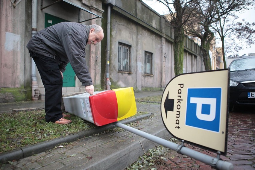 Wyrwany parkomat przed katedrą w Łodzi. Przyjmuje pieniądze,...