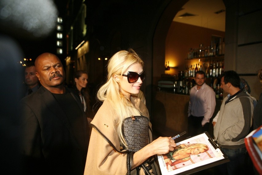 Paris Hilton wchodzi do Hotelu Monopol w Katowicach. Jest...