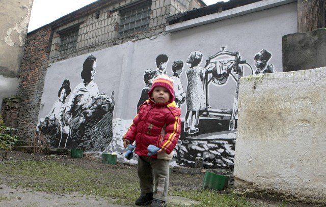 Wcześniej Stowarzyszenie No Woman No Art wraz mieszkańcami stworzyło murale na podwórkach domów przy ulicy Staszica w Poznaniu