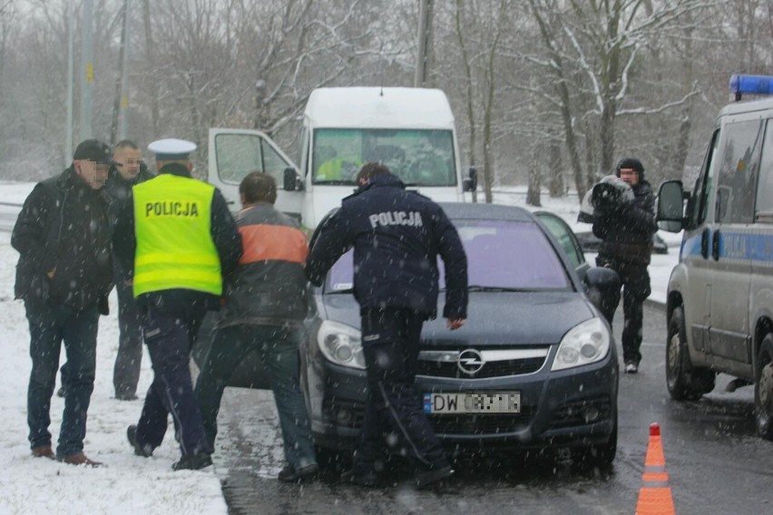 Wrocław: Busem potrącili pieszego na ul. Rędzińskiej i uciekli. Poszkodowany zmarł (ZDJĘCIA)