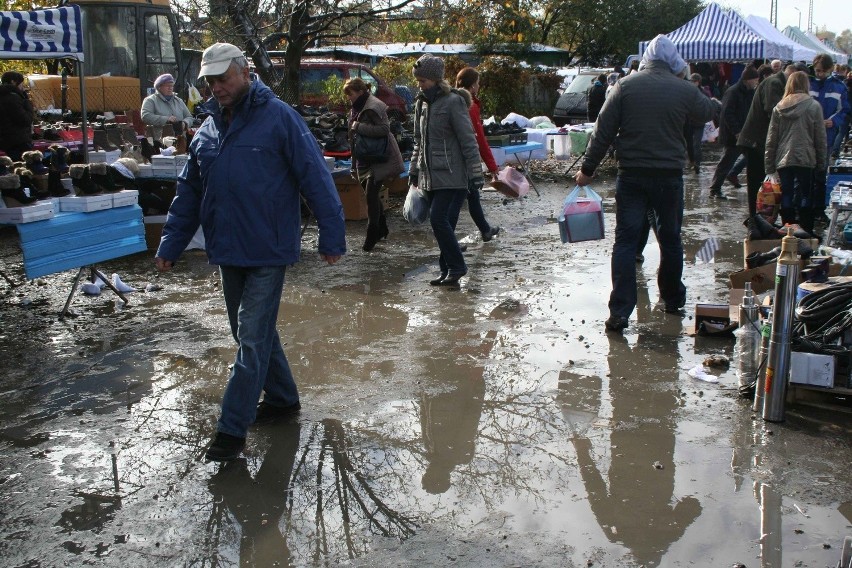 Targowisko na Świebodzkim tonie w błocie, ale jest tytoń i spirytus bez akcyzy (ZDJĘCIA)