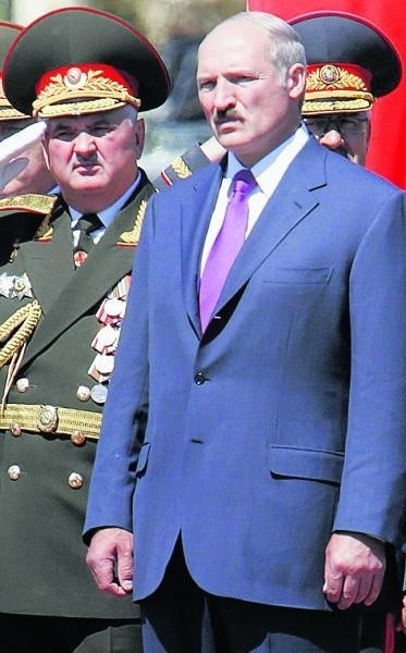 STYCZEŃ Aleksandr Łukaszenka został po raz czwarty zaprzysiężony na prezydenta Białorusi. Zgodnie z oficjalnymi wynikami wyborów z 19 grudnia 2010 uzyskał on 79 % głosów. Wynik został zakwestionowany przez władze UE i białoruską opozycję.Czytaj również: Łukaszenko: W 1940 r. na Białorusi NKWD nie rozstrzelało żadnego Polaka