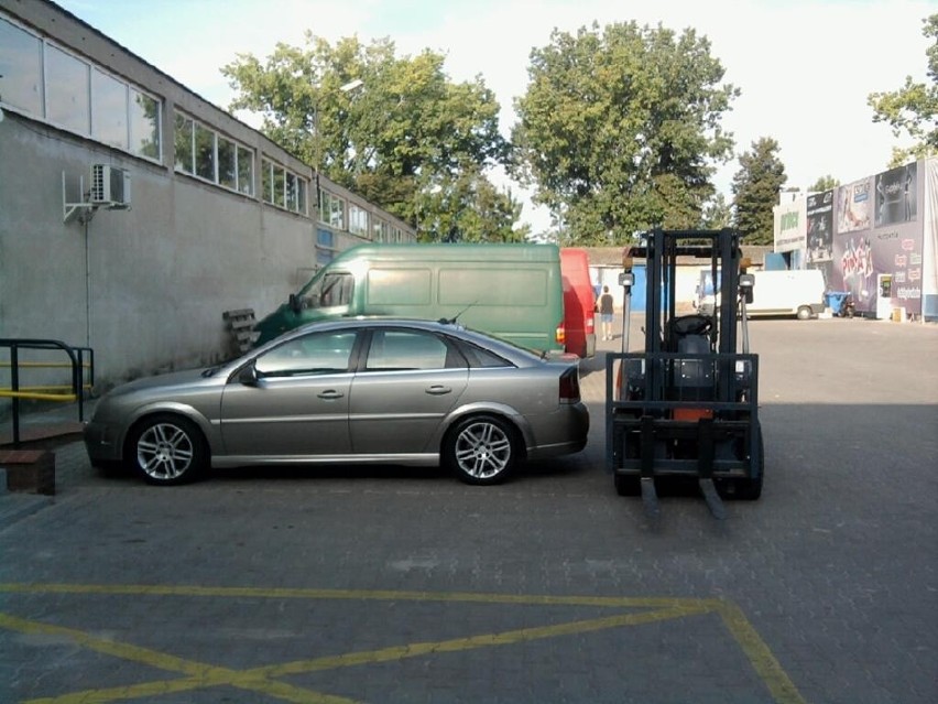 Markopol: Wózkiem widłowym zastawił klientowi auto