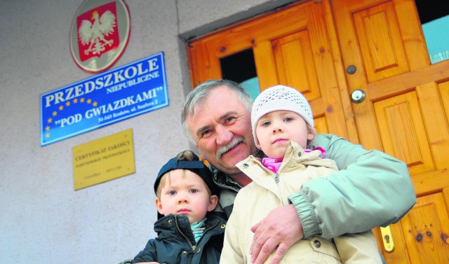 Leszek Orlak z Krakowa z wnukami, 4,5-letnią Zosią i 2,5-letnim Grzesiem
