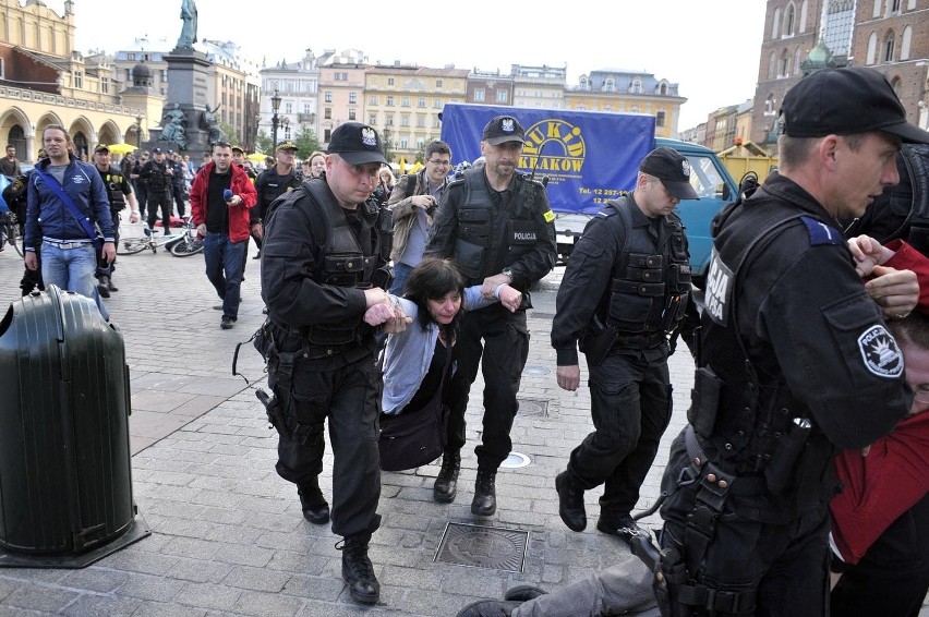 Policja usunęła protestujących z Rynku [ZDJĘCIA]