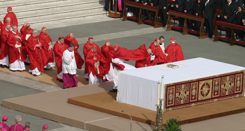 Rocznica śmierci Jana Pawła II. Zobaczcie archiwalne zdjęcia z uroczystości pogrzebowych w Rzymie