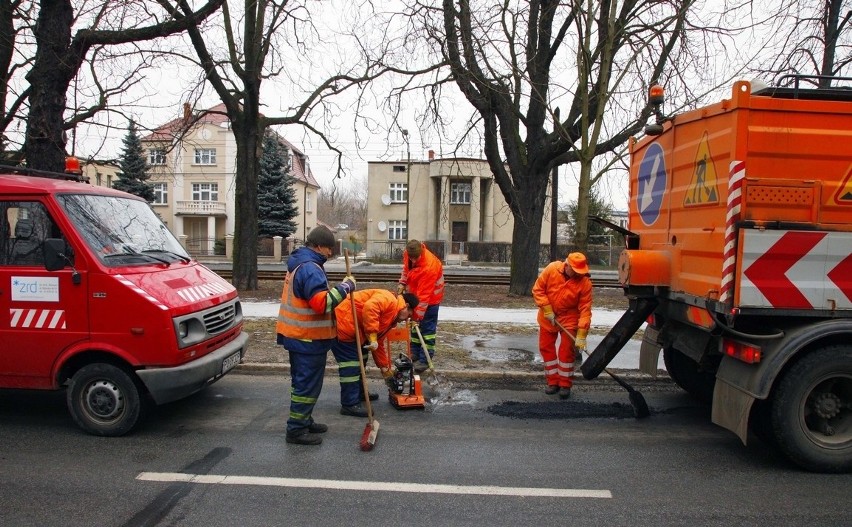 W ubiegłym tygodniu drogowcy łatali al. Wielkopolską