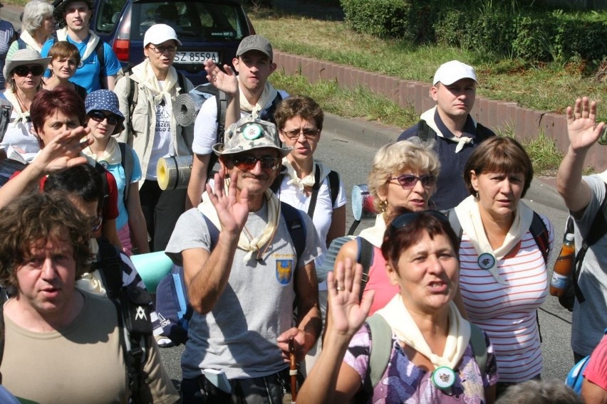 Cztery tysiące pielgrzymów z Rybnika jest już w drodze na Jasną Górę [ZDJĘCIA]