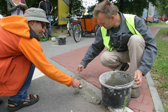 Jeszcze kilka lat temu cykliści z Wrocławskiej Inicjatywy Rowerowej musieli organizować happeningi, na których obniżano krawężniki. W końcu magistrat dostrzegł problem i sam go rozwiązuje