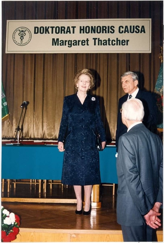 Na zdjęciu obok Lady Margaret Thatcher, prof. dr hab.  Bohdan Gruchman, ówczesny Rektor Akademii Ekonomicznej w Poznaniu.