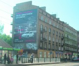 Poznań: Stary neon zoo pod reklamą