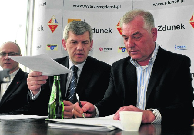 Robert Terlecki (po lewej) i sponsor Tadeusz Zdunek