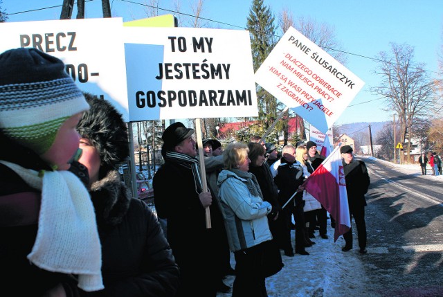 Mieszkańcy Korbielowa za znak protestu z transparentami blokowali nawet drogę