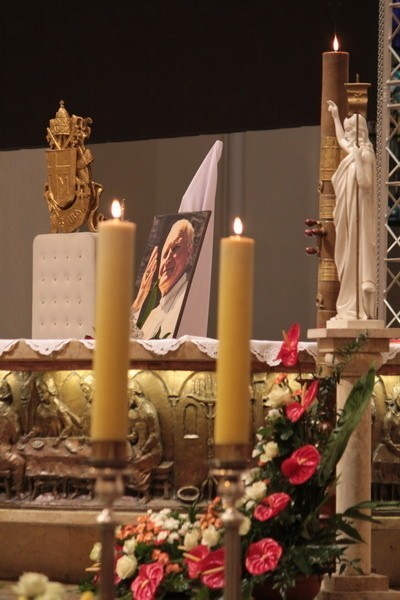 Czuwanie przed beatyfikacją Jana Pawła II w katowickiej...