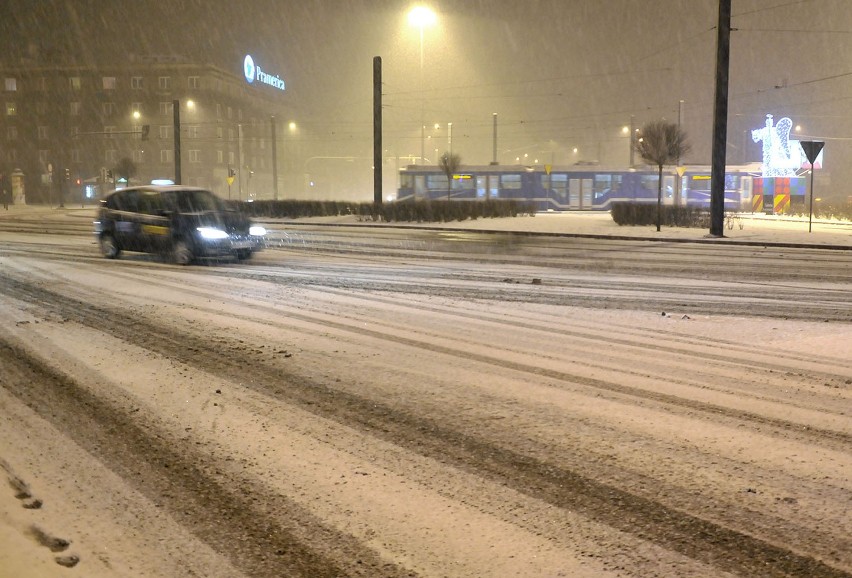 Sypnęło śniegiem. Kraków nocą 9 stycznia.