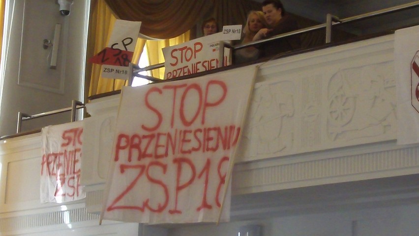 Sesja Rady Miejskiej w Łodzi. Protesty przeciw likwidacji...