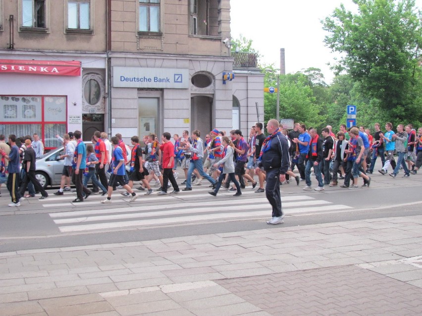 Piast Gliwice w ekstraklasie, kibice świętują, policja strzela! [ZDJĘCIA i WIDEO]