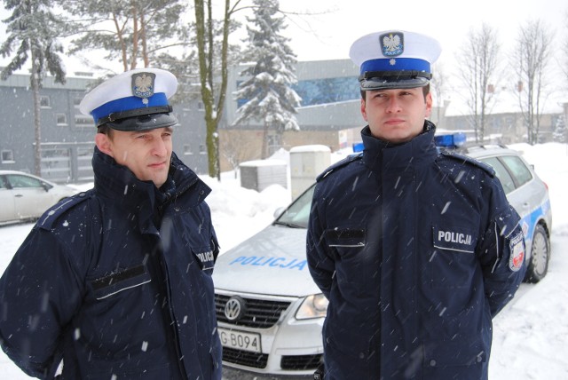 Młodsi aspiranci chrzanowskiej policji Krzysztof Bieda i Łukasz Mrowiec patrolują ulice miasta