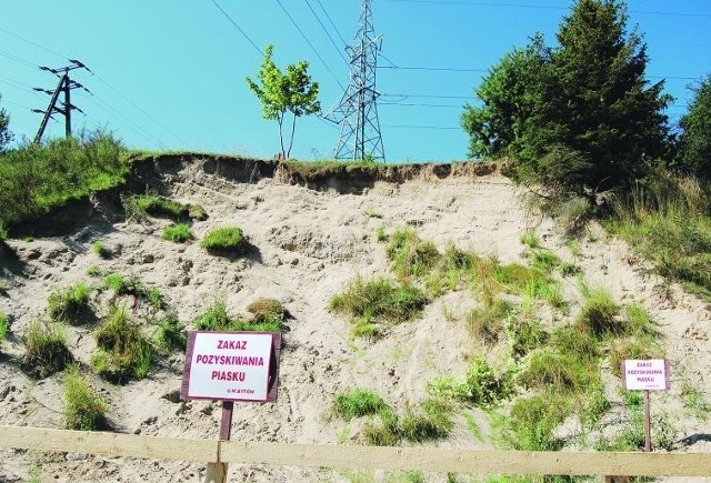 Takich miejsc jest więcej, a kilkunastometrowe skarpy grożą osunięciem.