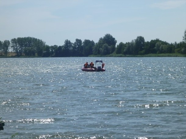 Strażacy poszukiwali ciała mężczyzny, który utonął w jeziorze w Samołężu, od soboty