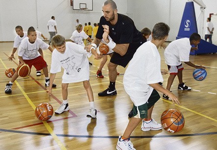 Marcin Gortat promuje koszykówkę i NBA w rodzinnym mieście, m.in. prowadząc zajęcia z młodzieżą