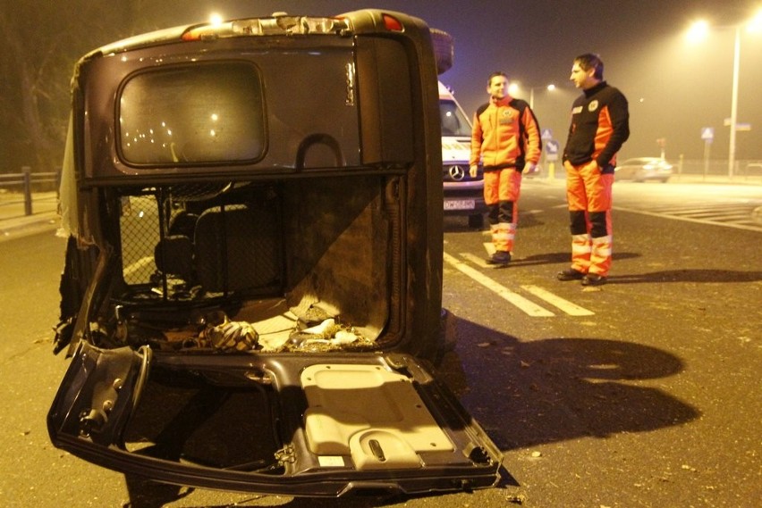 Wypadek na Strzegomskiej - renault wpadło w poślizg na pustej drodze (ZDJĘCIA)