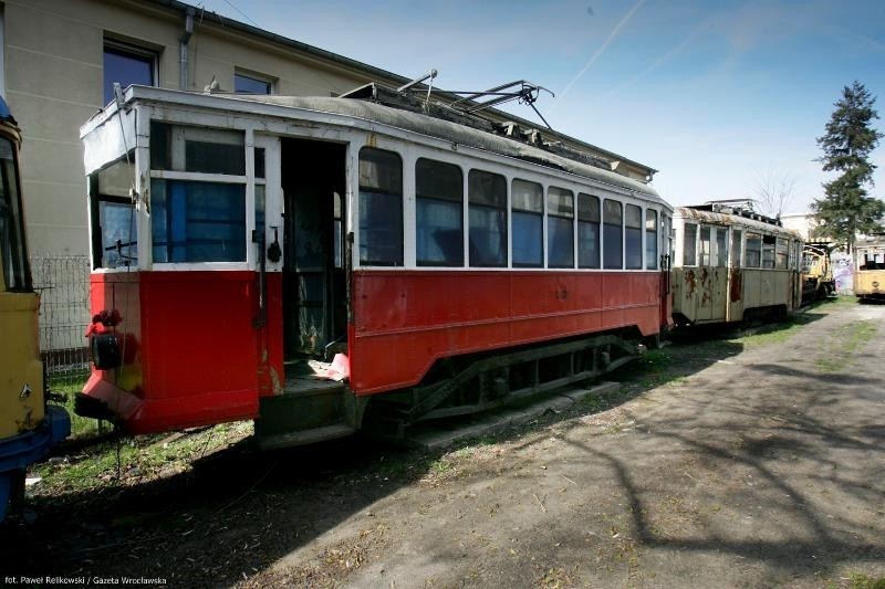 Cmentarzysko tramwajów we Wrocławiu. Zobacz jak niszczeją zabytki (ZDJĘCIA)