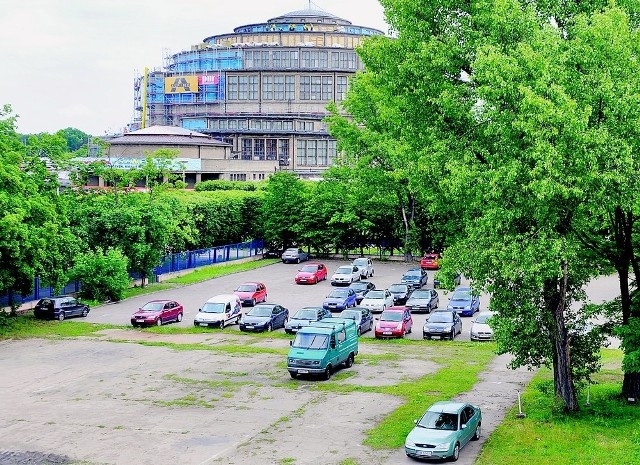 Odwiedzający zoo mogą zostawić auto na parkingu IASE. Koszt to 6 złotych za cały dzień