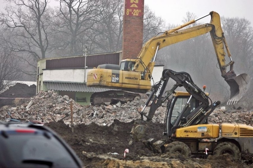 Wrocław: Kończą rozbiórkę na posesji Krzywdów (ZDJĘCIA)