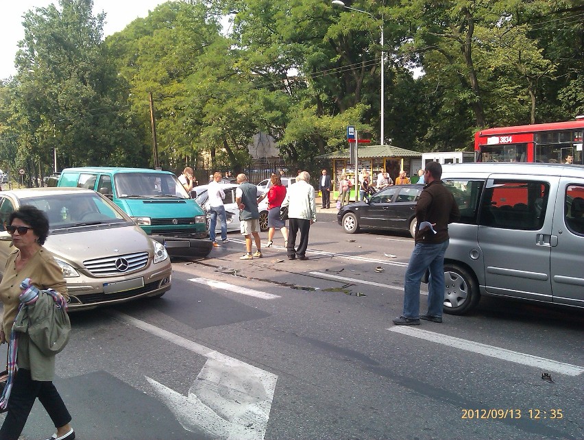 Al. Racławickie: Subaru uderzyło w cztery samochody (ZDJĘCIA)