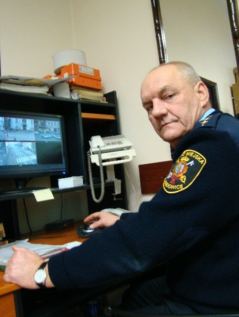 Strażnik Tadeusz Frasunek uważa, że modernizacja monitoringu to dobre rozwiązanie. Pomoże mu w pracy