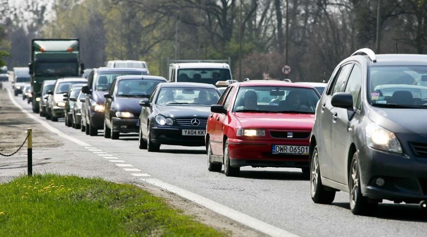 Radny do prezydenta: Zróbcie coś z korkami na Karkonoskiej