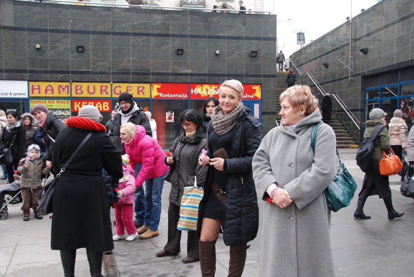W Sosnowcu kobiety tańcząc protestowały w Walentynki przeciw przemocy [ZDJĘCIA]