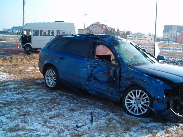 13 osób rannych po zderzeniu busa z autem osobowym na...