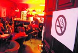 Zakaz palenia w Krakowie: mamy siedzą w pubie, a palacze pod chmurką