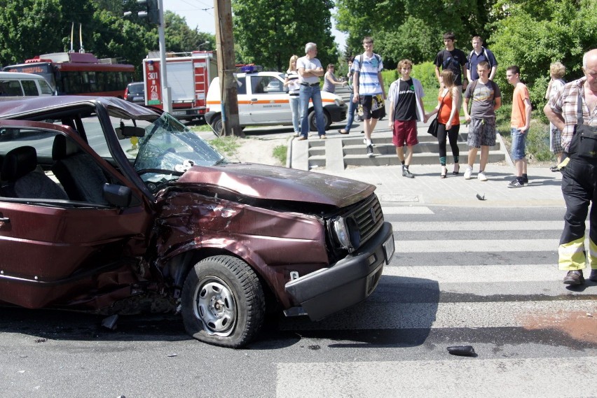 Na Al. Racławickich motocyklista zderzył się z volkswagenem (FOTO,WIDEO)