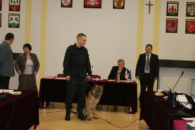 Owczarek niemiecki Eryg zaczął służbę w policji w Łęczycy.