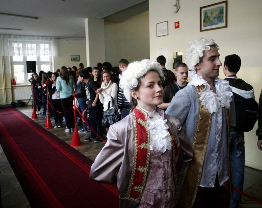 V LO w Lublinie: &quot;Perły na wybiegu&quot;, czyli moda na barok w szkole (ZDJĘCIA)