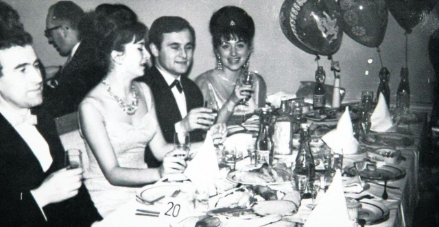 Sylwestrowy bal odbywał się zwykle przy suto zastawionych stołach