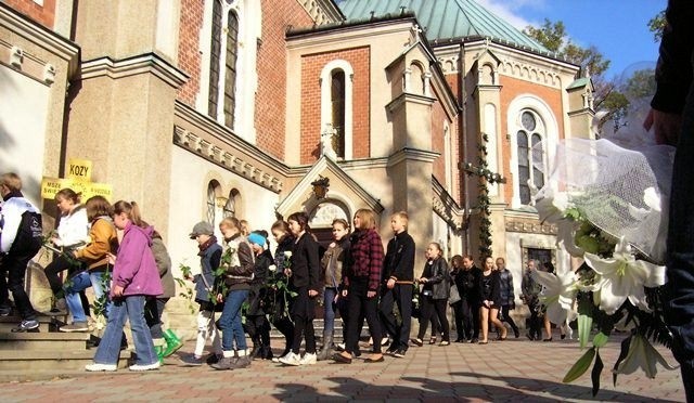 Wypadek w Kozach: Tłumy ludzi na pogrzebie Patryka i Konrada [ZDJĘCIA]