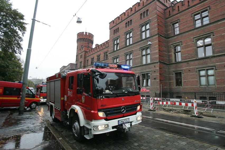 Wrocław: 300 osób ewakuowano z sądu przy Podwalu (ZDJĘCIA)