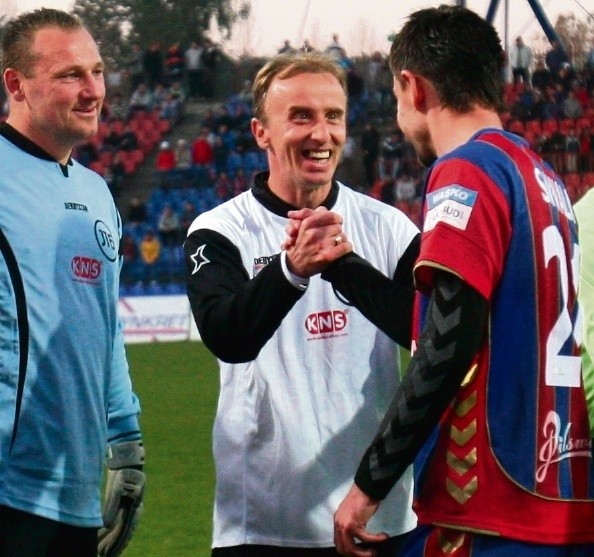 W czasie pożegnalnego meczu Jacek Trzeciak (w środku) miał okazję na spotkanie z kolegami z boiska
