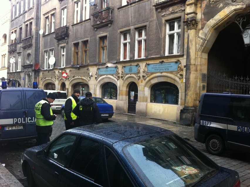 Dwa podejrzane pakunki koło synagogi przy ul. Włodkowica (ZDJĘCIA)