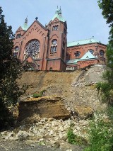 Zawalił się mur oporowy. Zabytkowy kościół w Czeladzi zagrożony? [ZDJĘCIA]