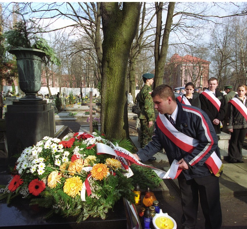 Skradziono wazon z grobu pierwszego wojewody śląskiego. Policja prosi o pomoc