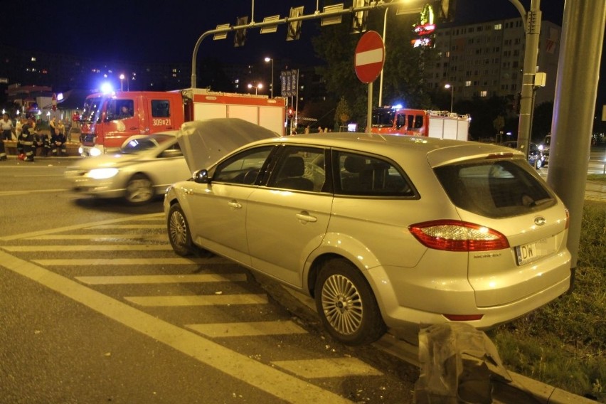 Wypadek na Armii Krajowej. Kierowca ciężko ranny (ZDJĘCIA)