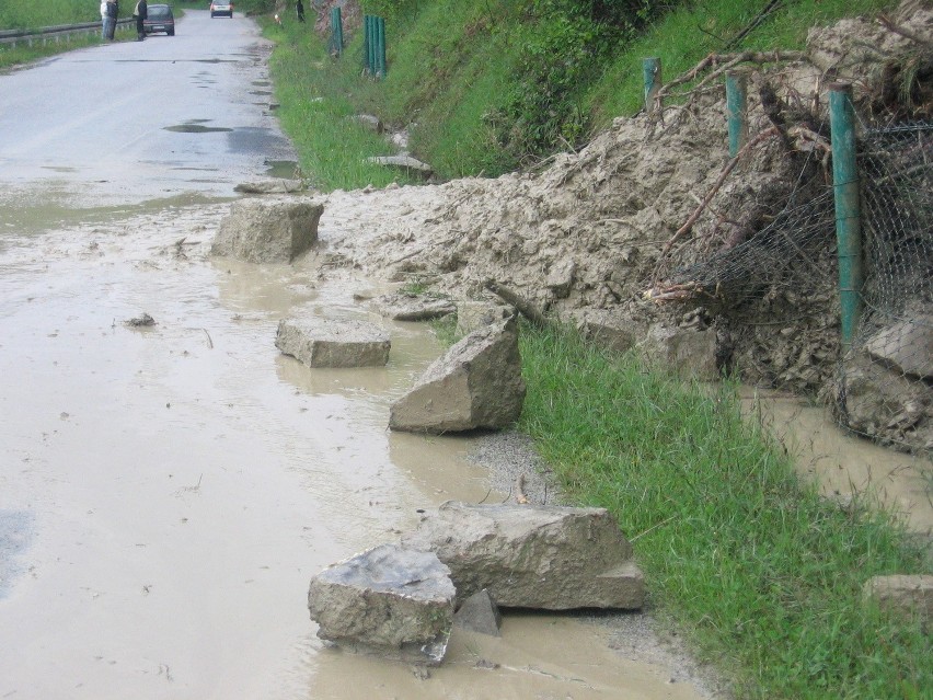 Powódź spowodowała osunięcia na Podhalu.