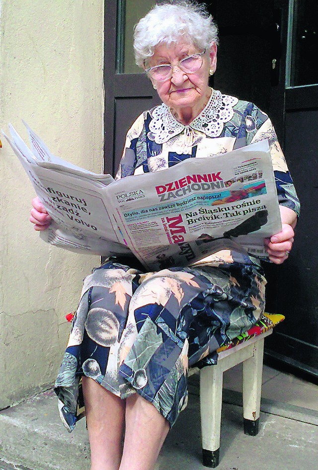 Marta Hoła mieszka w Chorzowie i mimo swoich 89 lat namiętnie rozwiązuje krzyżówki, udziela się także w chórze. Szczególnie lubi czytać "Dziennik Zachodni", który uważa za najważniejszą śląską gazetę. Jej zdjęcie na nasz konkurs Fotolato przysłał Jan Maria Dyga z Gliwic. Fotografia ma numer 93, można na nią głosować, wysyłając SMS o treści DZF.93 na numer 72355